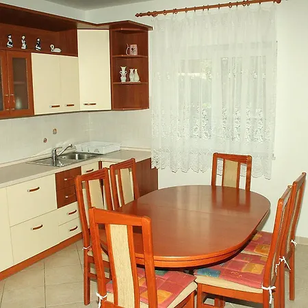 Omis 12194b